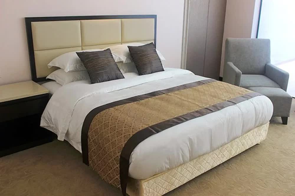 The real benefits of items commonly found on hotel beds: Not just for decoration - Photo 5. The real benefits of items commonly found on hotel beds: Not just for decoration - Photo 5.