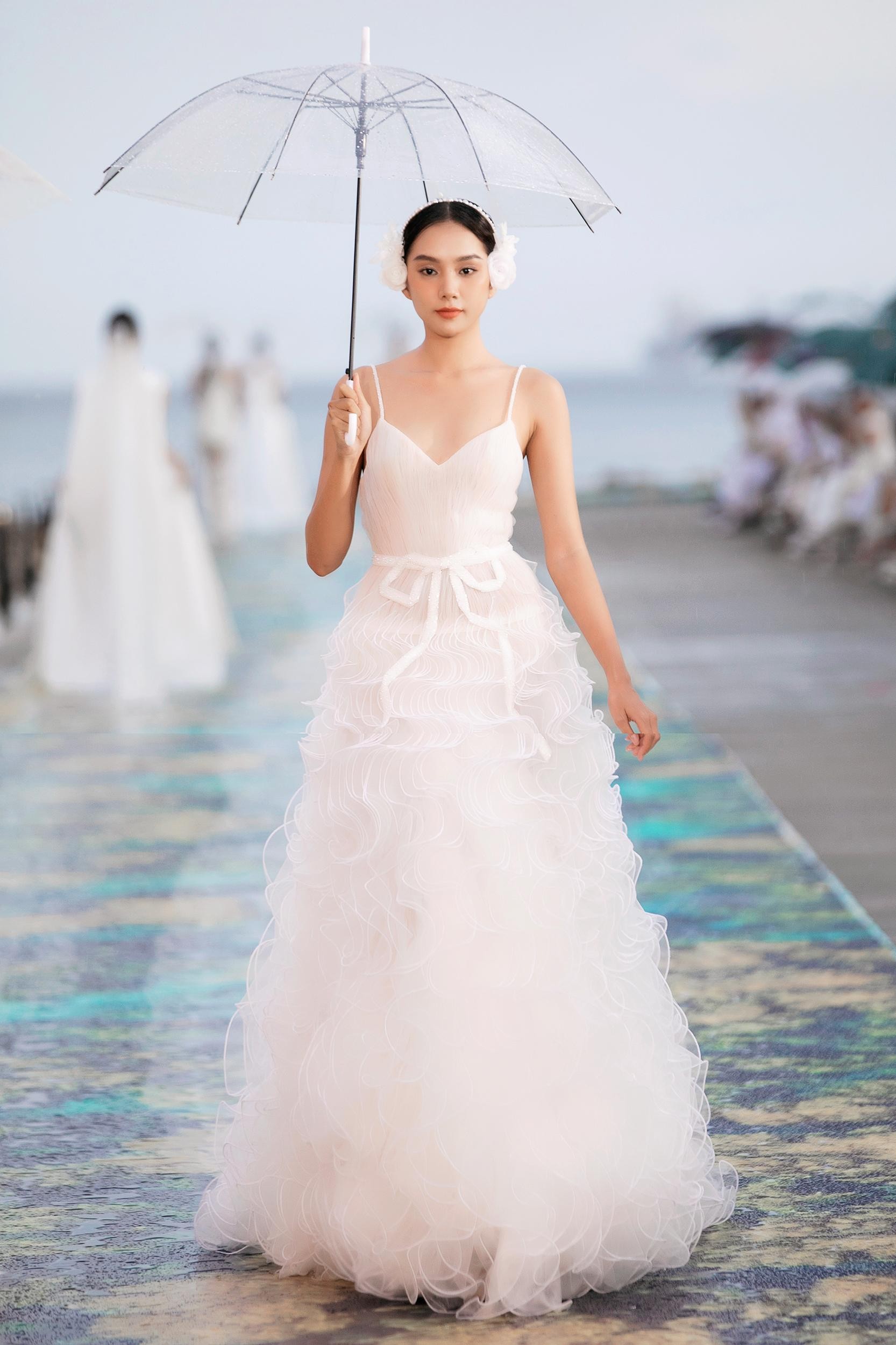 Miss Tieu Vy - Runner-up Phuong Anh transforms into a charming bride, competing in the catwalk in the rain - Photo 12.