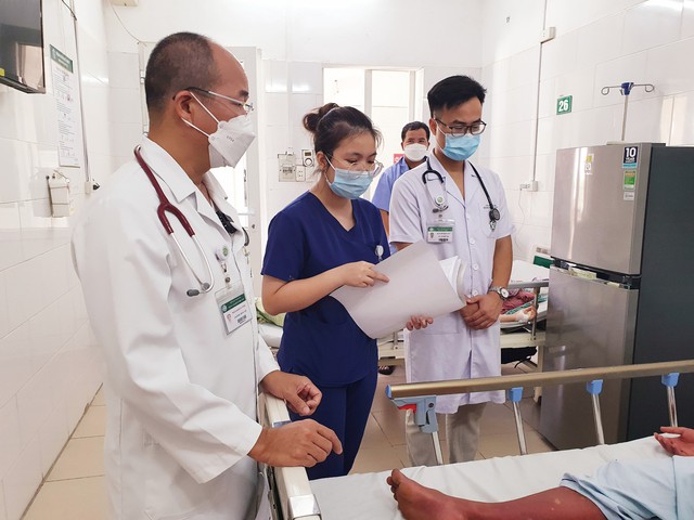 Bệnh viện Bạch Mai tiếp nhận hàng chục ca sốt xuất huyết do di chuyển từ miền Nam: Cảnh báo nguy cơ cao bùng phát dịch tại miền Bắc - Ảnh 2.