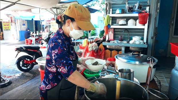 Nỗi khổ của các hàng ăn uống thời bão giá: Tăng tiền thì sợ mất khách mà giữ nguyên cũng không xong - Ảnh 1.