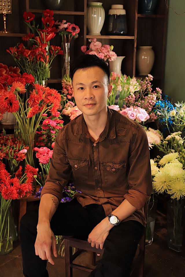 Founder Mira Florist & Garden: Chàng trai bỏ IT vì quá mê hoa, trở thành ông chủ, bán cả trăm triệu một tác phẩm hoa mang phong cách quý tộc Anh - Ảnh 2.