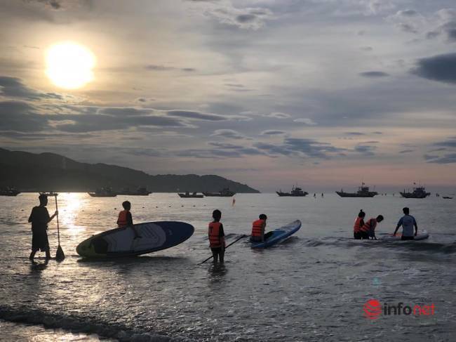 Người trẻ hào hứng chèo SUP trên biển từ tờ mờ sáng, tận hưởng bình minh - Ảnh 8.