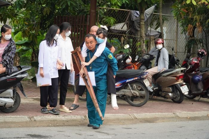 Hà Tĩnh: Xúc động hình ảnh bố cõng con bị gãy chân tới trường trong ngày thi đại học đầu tiên - Ảnh 2.