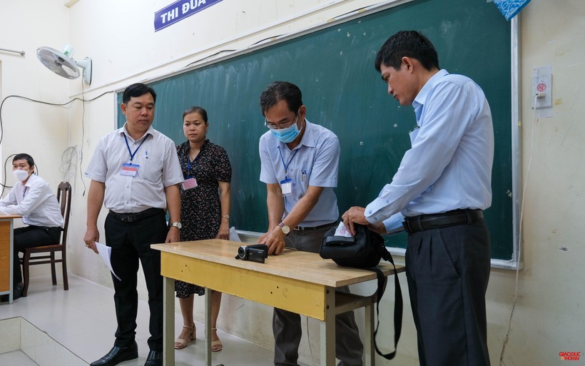 Cần Thơ: Bị tai nạn gãy tay, một thí sinh được thầy cô viết bài thi hộ - Ảnh 2.