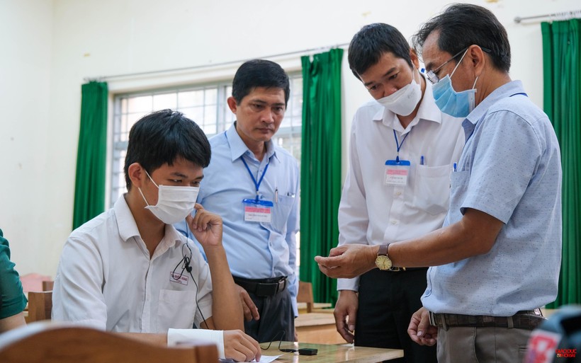 Cần Thơ: Bị tai nạn gãy tay, một thí sinh được thầy cô viết bài thi hộ - Ảnh 3.