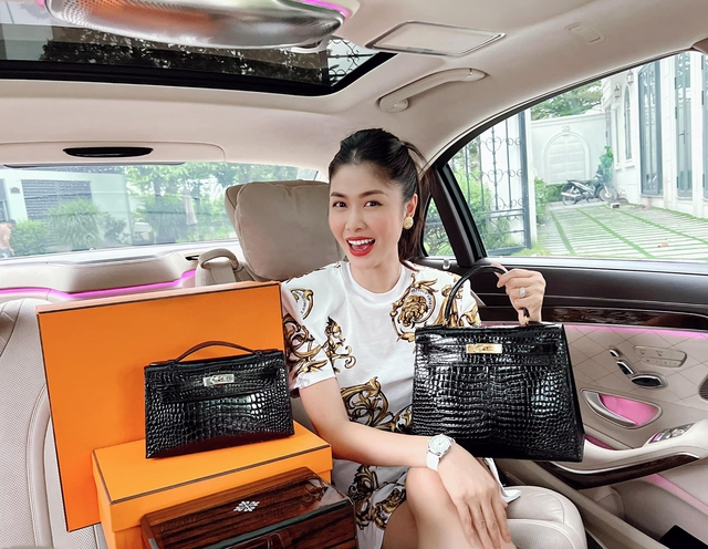 B&oacute;c gi&aacute; qu&agrave; sinh nhật đắt đỏ, sương sương hơn 5 tỷ đồng Đăng Kh&ocirc;i tặng b&agrave; x&atilde; Thủy Anh - Ảnh 4.