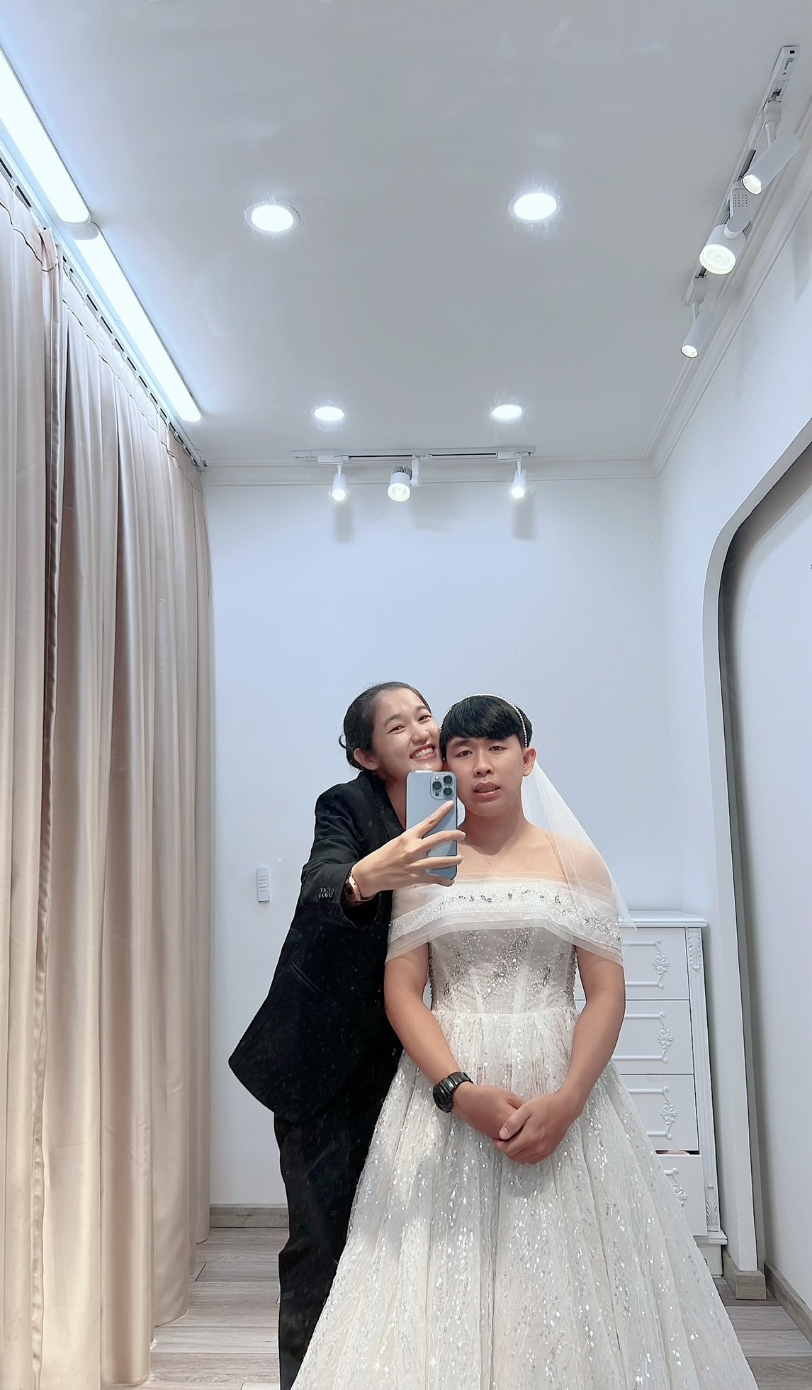 Bộ ảnh cưới hoán đổi thân phận, chồng diện váy trắng, vợ vest đen thú vị - Ảnh 4.