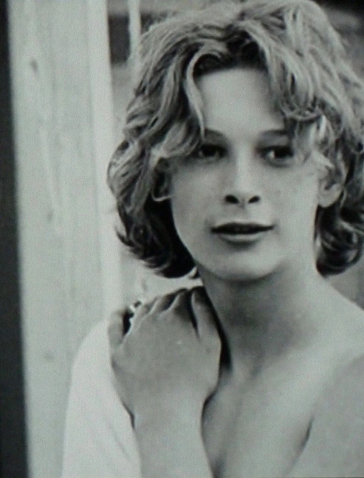 Cậu b&eacute; xinh đẹp nhất thế giới: Bi kịch chồng chất, &aacute;m ảnh đến gi&agrave; v&igrave;... qu&aacute; đẹp, nh&igrave;n nhan sắc hiện tại m&agrave; kh&ocirc;ng d&aacute;m tin - Ảnh 9.