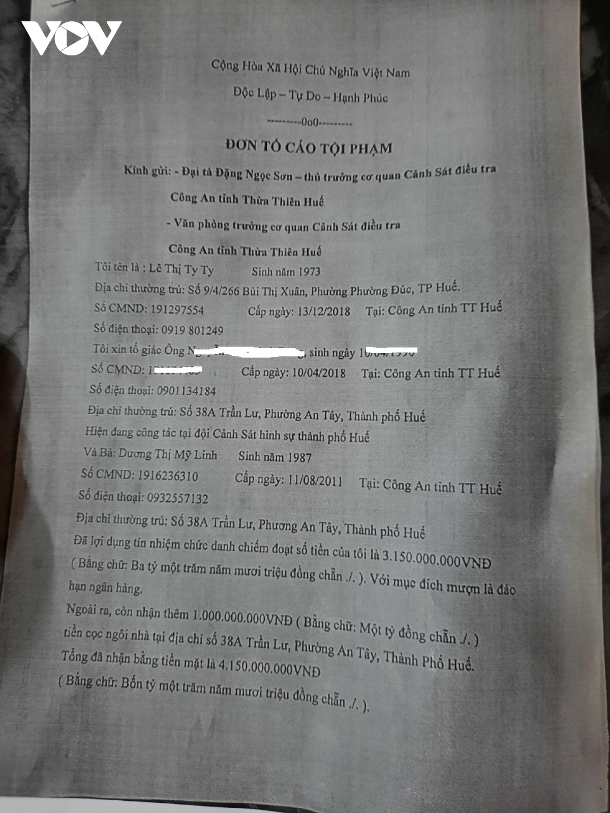 Một c&aacute;n bộ c&ocirc;ng an bị tố c&ugrave;ng vợ lừa đảo chiếm đoạt h&agrave;ng chục tỷ đồng - Ảnh 2.