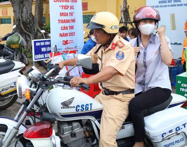 Quên giấy báo dự thi, thí sinh được CSGT vượt hơn 10 km đưa về nhà lấy kịp giờ thi - Ảnh 1.