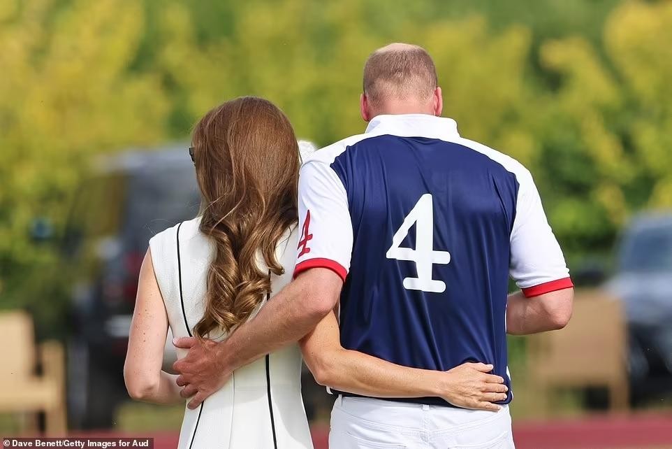 Công nương Kate rạng ngời trên sân đấu polo, được chồng hôn mừng chiến thắng - Ảnh 12.