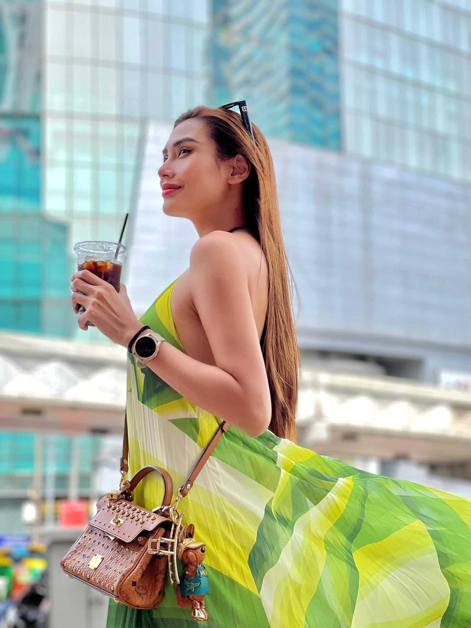 Lương Thùy Linh khoe body đồng hồ cát sexy với bikini, Á hậu Hoàng Anh sành điệu với váy màu neon - Ảnh 13.