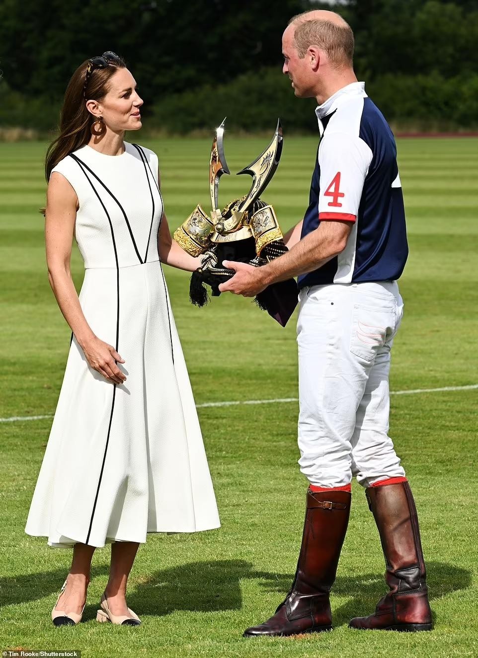 Công nương Kate rạng ngời trên sân đấu polo, được chồng hôn mừng chiến thắng - Ảnh 14.