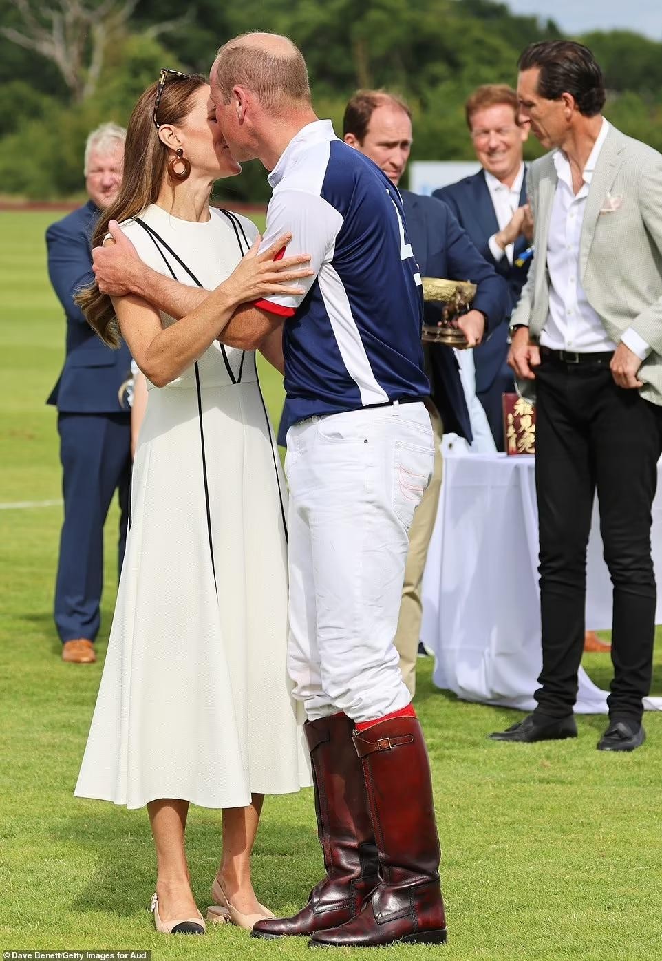 Công nương Kate rạng ngời trên sân đấu polo, được chồng hôn mừng chiến thắng - Ảnh 10.