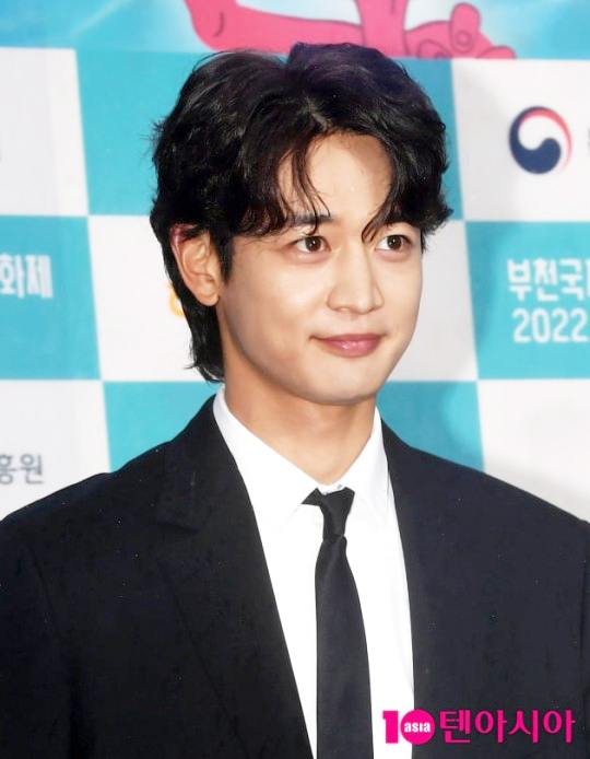 Siêu thảm đỏ BIFAN 2022: Minho (SHINee) soái ngút ngàn, nữ thần Kpop Han Sun Hwa và tình cũ G-Dragon đọ sắc bất phân thắng bại - Ảnh 9.