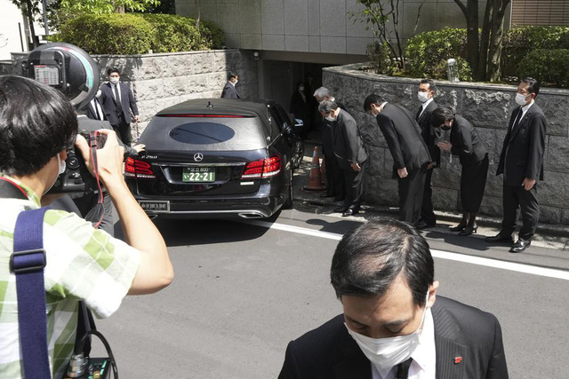 Người dân mặc niệm cựu Thủ tướng Abe Shinzo, lãnh đạo các nước chia buồn với Nhật Bản - Ảnh 2.
