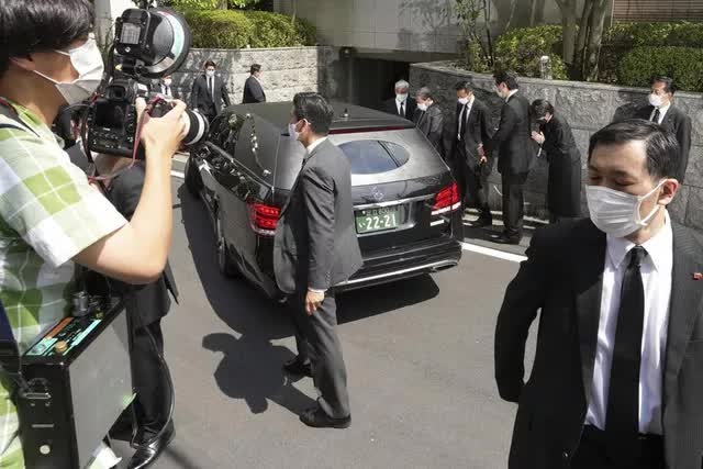 Người dân mặc niệm cựu Thủ tướng Abe Shinzo, lãnh đạo các nước chia buồn với Nhật Bản - Ảnh 3.