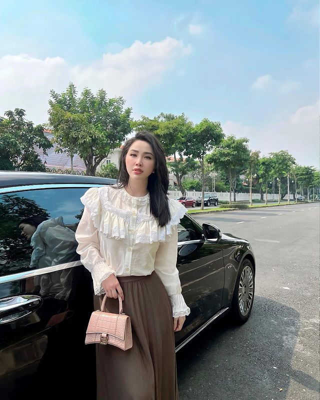 Muốn được khen mặc đẹp chốn công sở, bạn tham khảo cách mỹ nhân Việt phối đồ - Ảnh 4. Muốn được khen mặc đẹp chốn công sở, bạn tham khảo cách mỹ nhân Việt phối đồ - Ảnh 4.