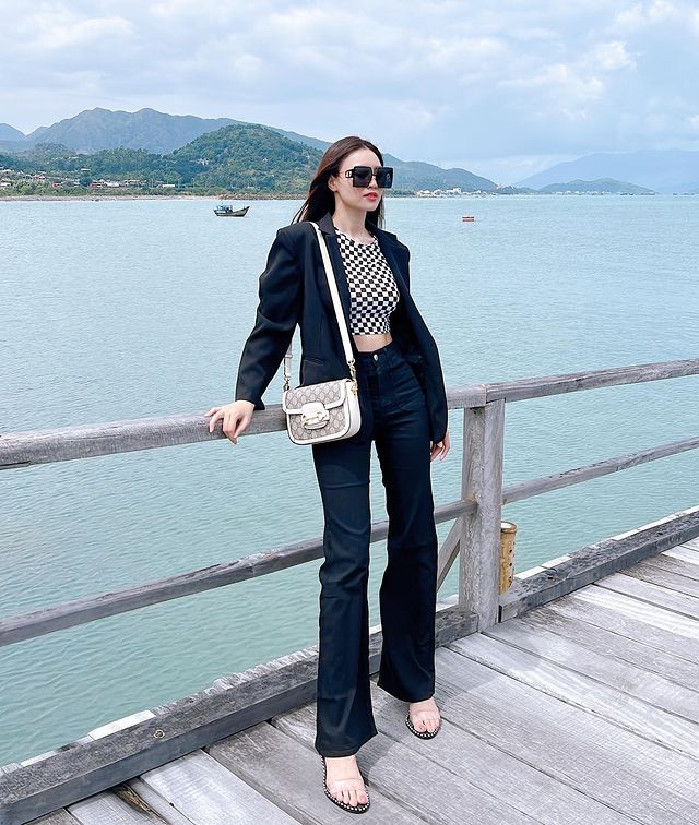 Muốn được khen mặc đẹp chốn công sở, bạn tham khảo cách mỹ nhân Việt phối đồ - Ảnh 13. Muốn được khen mặc đẹp chốn công sở, bạn tham khảo cách mỹ nhân Việt phối đồ - Ảnh 13.