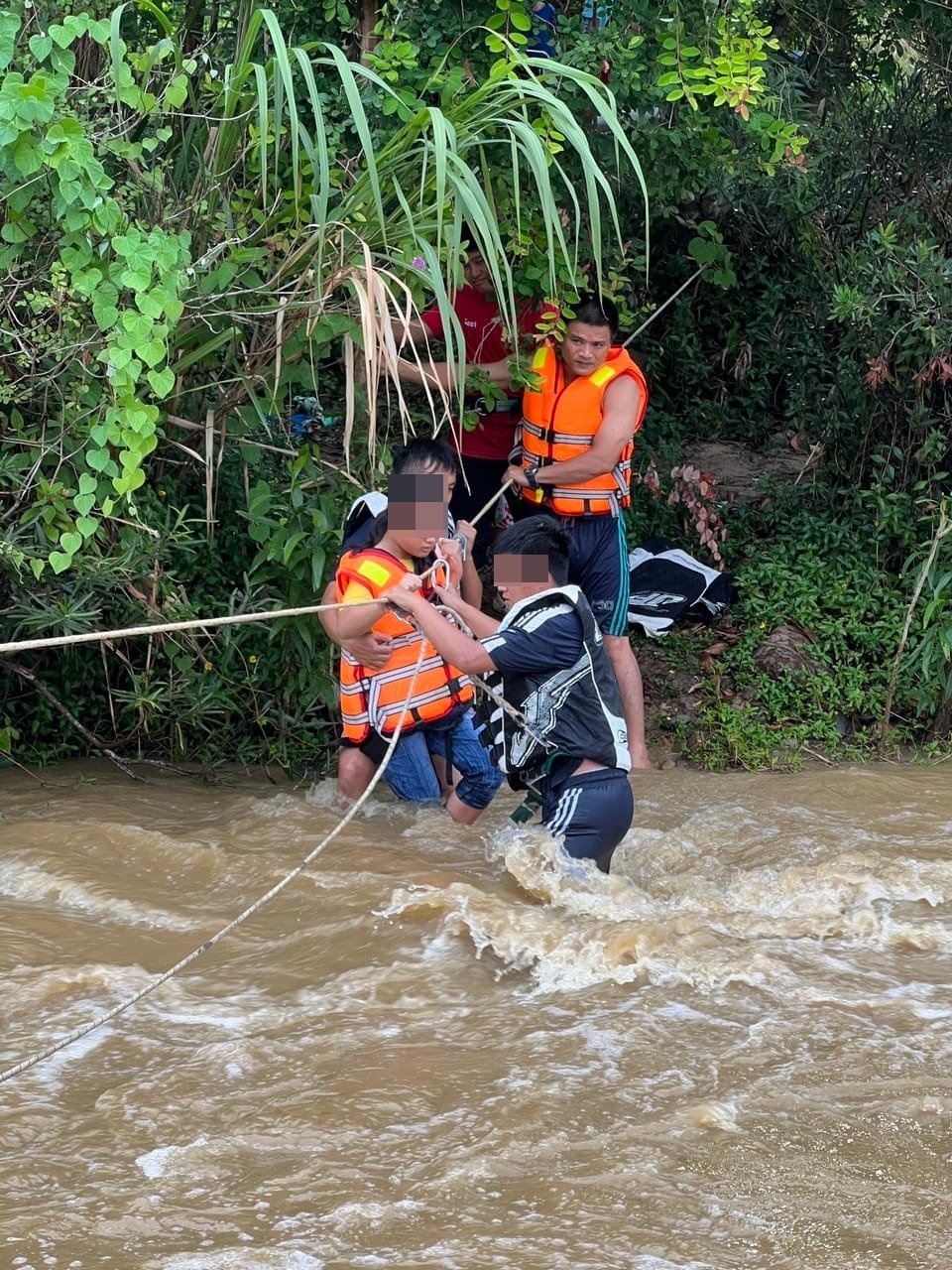 Cảnh sát vượt dòng nước dữ cứu 6 người bị mắc kẹt bên bờ suối khi đi dã ngoại - Ảnh 2.