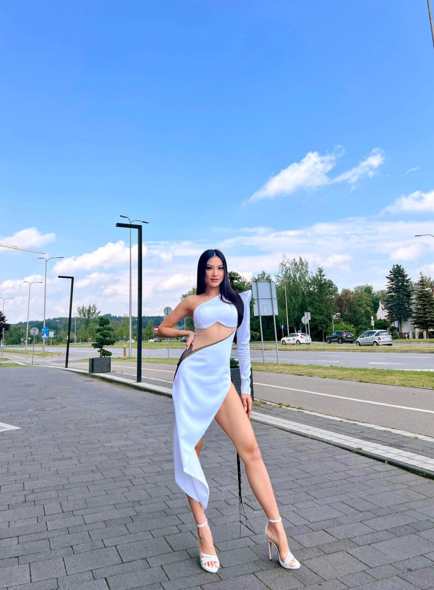 Minh Tú mặc váy hở bạo khoe eo thon sexy, Kim Duyên diện váy cut-out lạ mắt ở Hoa hậu Siêu quốc gia - Ảnh 4.