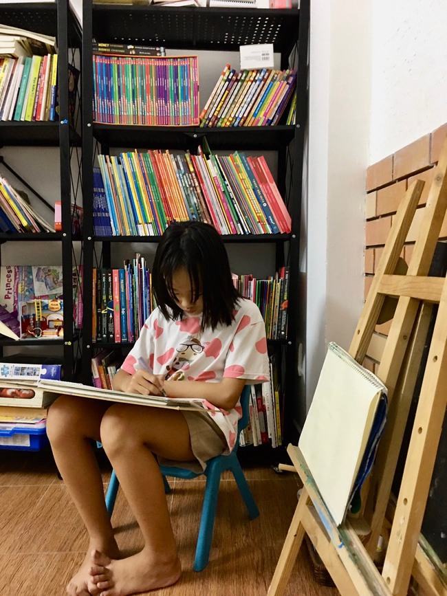 Bà mẹ ở TP.HCM nhận bão like vì mở phòng đọc miễn phí cho trẻ em: Bật mí bí quyết giúp con mê sách từ năm 2 tuổi - Ảnh 3.