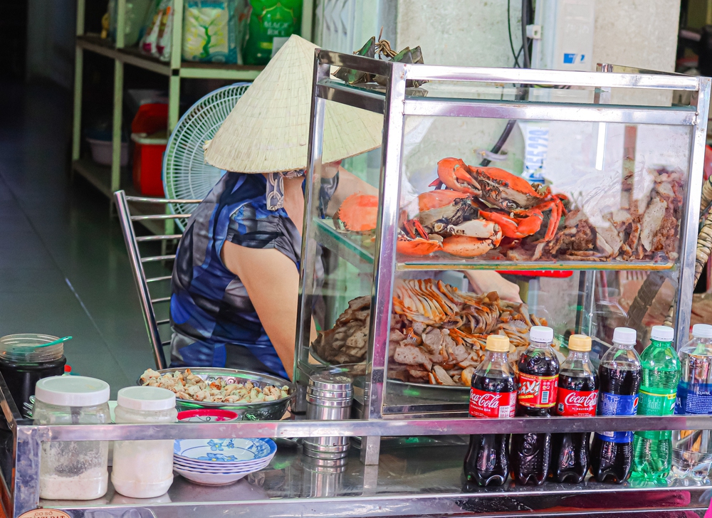 BÁNH CANH CUA VỚI SỢI BÁNH DAI VÀ NƯỚC DÙNG TRONG VEO THƠM LỪNG