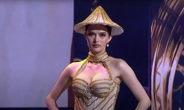 Thí sinh Hoa hậu Philippines gây chú ý khi đội nón trình diễn váy dạ hội trong đêm chung kết - Ảnh 2.