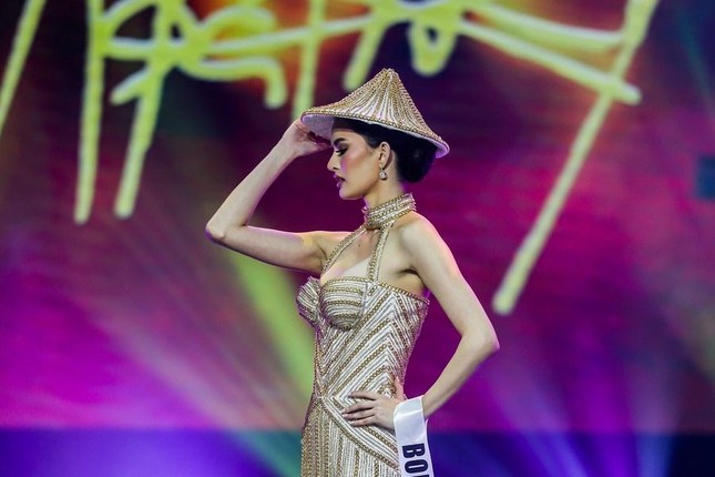 Thí sinh Hoa hậu Philippines gây chú ý khi đội nón trình diễn váy dạ hội trong đêm chung kết - Ảnh 3.