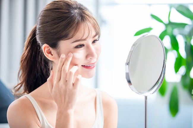 Chị em chỉ bôi kem chống nắng vào thời điểm này thì vẫn mất collagen, đừng mong trẻ lâu! - Ảnh 1.