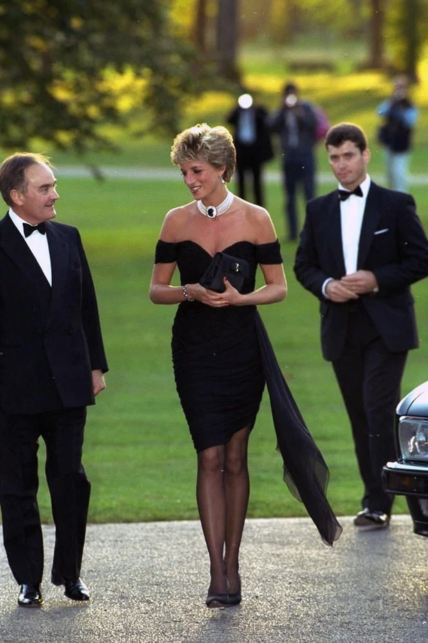 7 bộ đầm đen đẹp nhất của Công nương Diana, nhưng có 1 thiết kế gây tranh cãi - Ảnh 1.