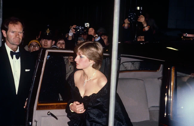 7 bộ đầm đen đẹp nhất của Công nương Diana, nhưng có 1 thiết kế gây tranh cãi - Ảnh 4.