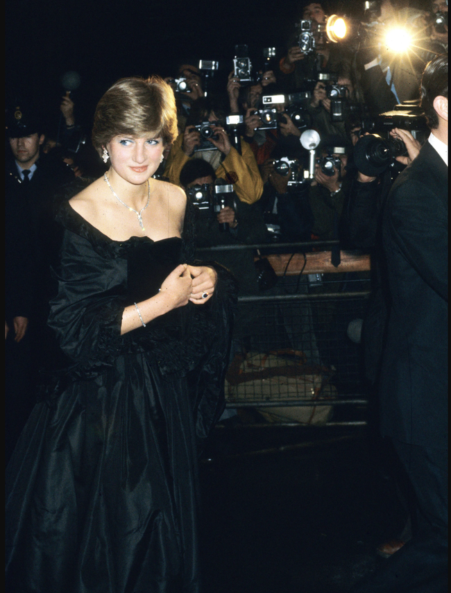 7 bộ đầm đen đẹp nhất của Công nương Diana, nhưng có 1 thiết kế gây tranh cãi - Ảnh 5.