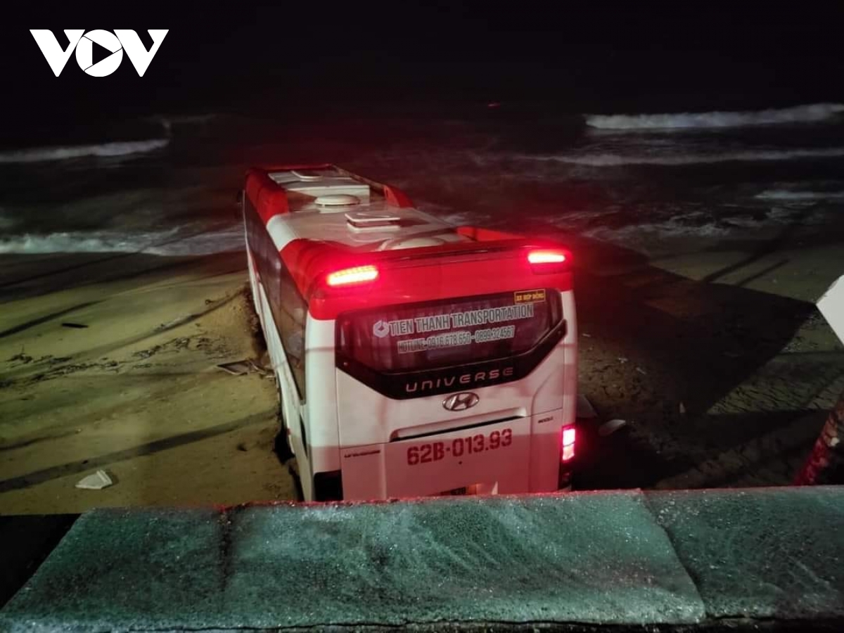 Xe khách lao xuống bãi biển ở Phú Quốc - Ảnh 1. Xe khách lao xuống bãi biển ở Phú Quốc - Ảnh 1.