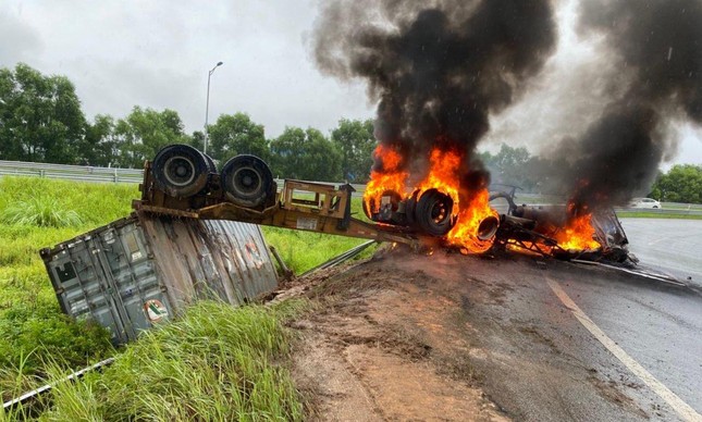 Xe đầu kéo cháy rụi ở lối ra cao tốc Hà Nội - Hải Phòng - Ảnh 1.