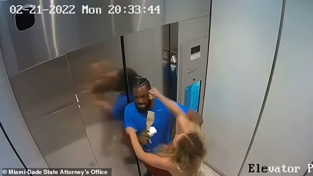 Lộ clip nữ người mẫu đánh đấm bạn trai dữ dội trong thang máy - Ảnh 3.