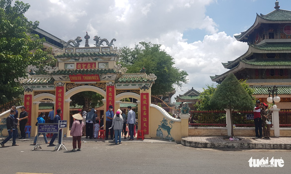 Lần đầu tiên khách hành hương được tới gần tượng Bà Chúa Xứ núi Sam - Ảnh 1. Lần đầu tiên khách hành hương được tới gần tượng Bà Chúa Xứ núi Sam - Ảnh 1.