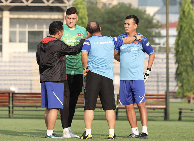 Những đội bóng nào được ‘đồn’ sẽ đưa Đặng Văn Lâm trở lại V-League?  - Ảnh 2.