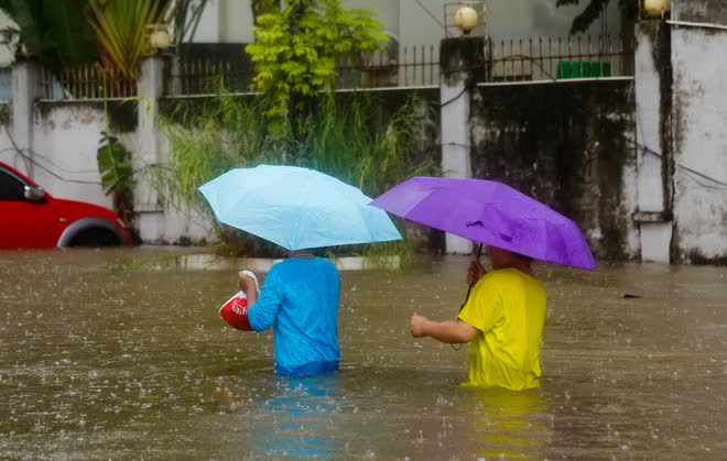 Hà Nội: Đường vào chung cư Ecohome ngập trong biển nước, người dân bê gạch kê bánh xe chờ cứu hộ - Ảnh 12.