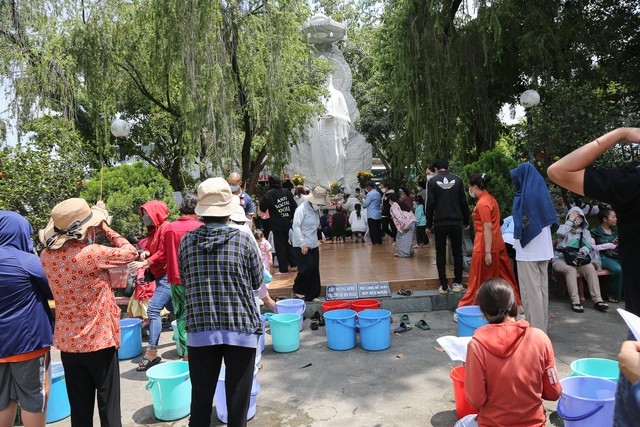 Hàng trăm người dân TP.HCM đến chùa thả cá phóng sinh ngày Vu Lan báo hiếu - Ảnh 2.