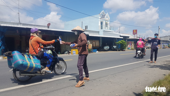 Lần đầu tiên khách hành hương được tới gần tượng Bà Chúa Xứ núi Sam - Ảnh 5. Lần đầu tiên khách hành hương được tới gần tượng Bà Chúa Xứ núi Sam - Ảnh 5.