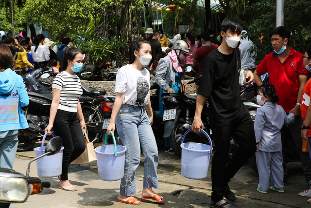 Hàng trăm người dân TP.HCM đến chùa thả cá phóng sinh ngày Vu Lan báo hiếu - Ảnh 6.