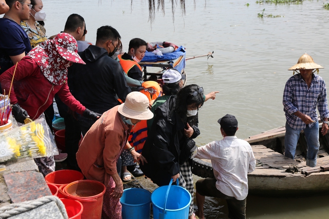 Hàng trăm người dân TP.HCM đến chùa thả cá phóng sinh ngày Vu Lan báo hiếu - Ảnh 8.