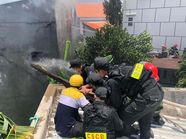 Ninh Thuận: Cháy lớn trong căn nhà 2 tầng, 3 nạn nhân vẫn còn kẹt bên trong - Ảnh 1.