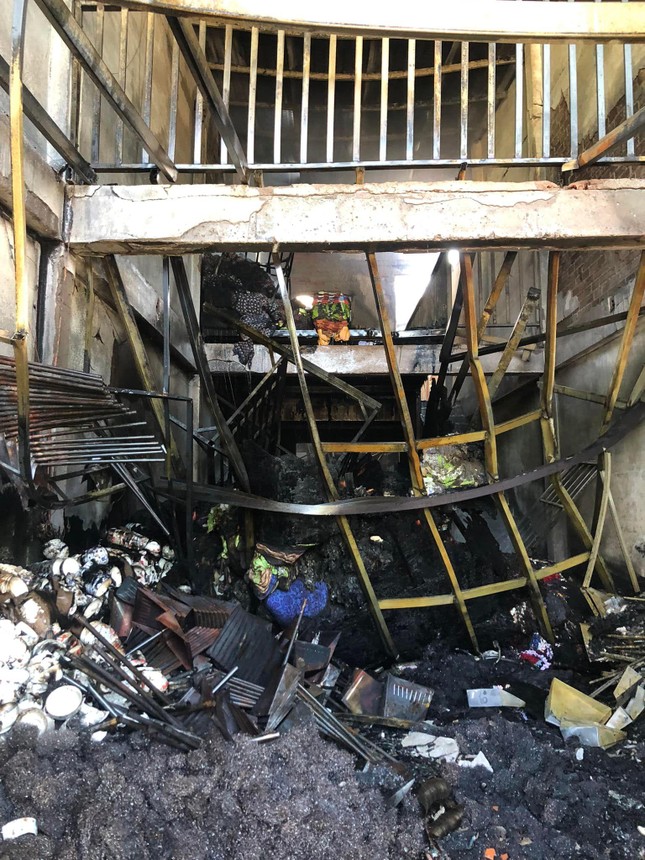 Ninh Thuận: Cháy lớn trong căn nhà 2 tầng, 3 nạn nhân vẫn còn kẹt bên trong - Ảnh 2.