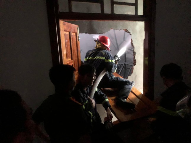Ninh Thuận: Cháy lớn trong căn nhà 2 tầng, 3 nạn nhân vẫn còn kẹt bên trong - Ảnh 6.