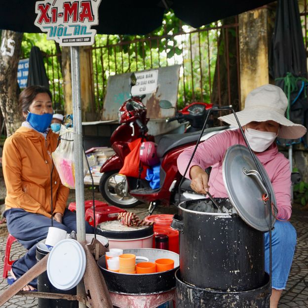 Báo Anh viết về ông lão xí mà huyền thoại và món chè đen gây thương nhớ của Hội An - Ảnh 2.