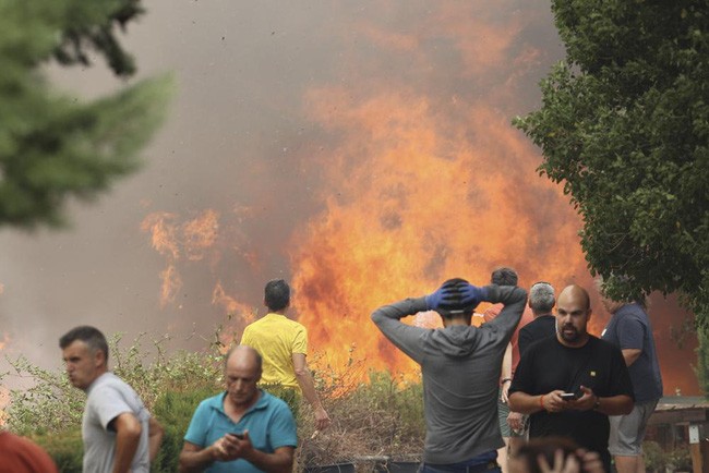 Cháy rừng dữ dội tại Tây Ban Nha, hàng nghìn người phải sơ tán - Ảnh 1.