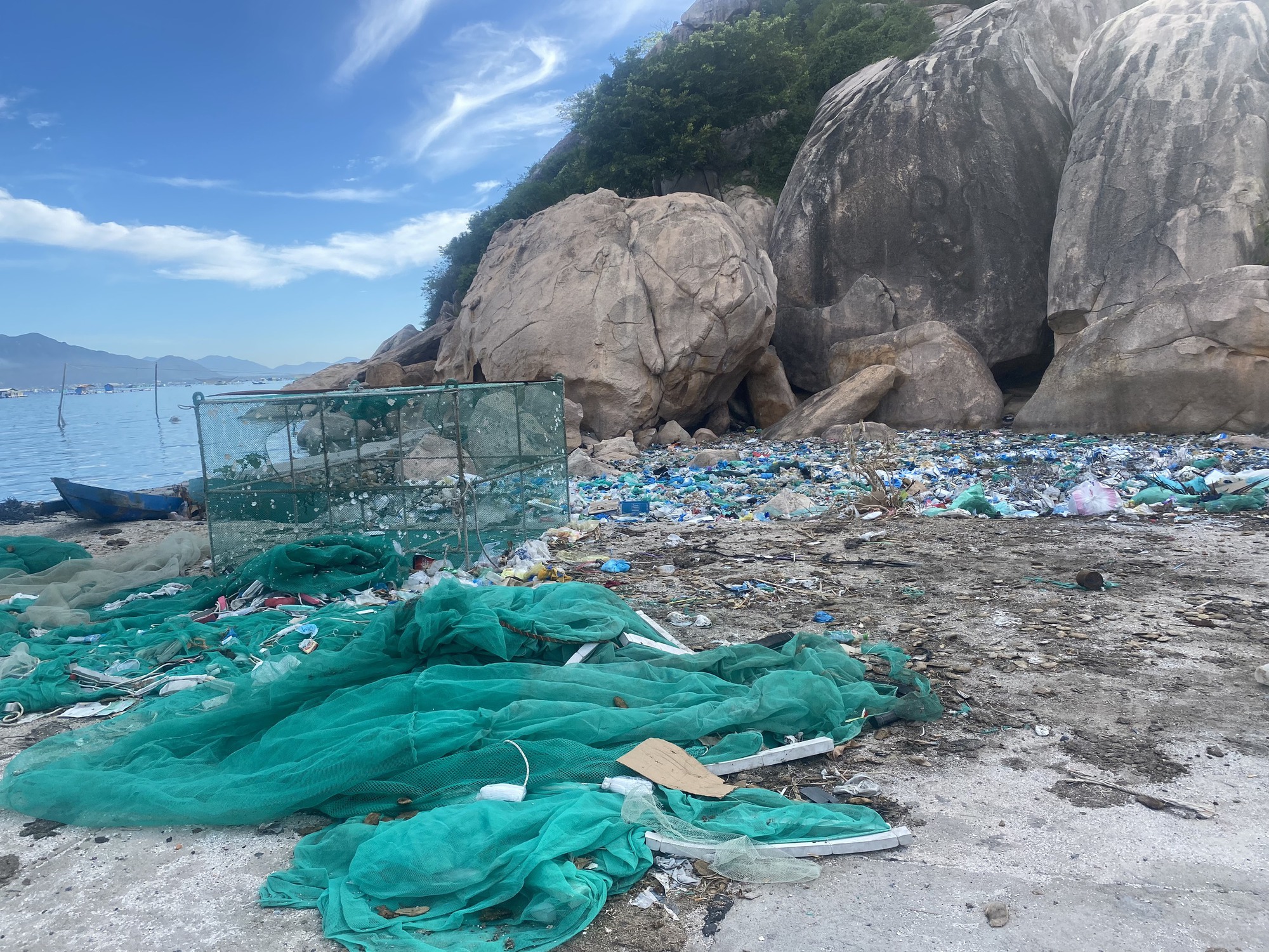 Người phụ nữ Hà Nội cùng con bỏ phố về biển dọn rác, thành lập nhóm tình nguyện khoác màu áo mới cho biển - Ảnh 2.