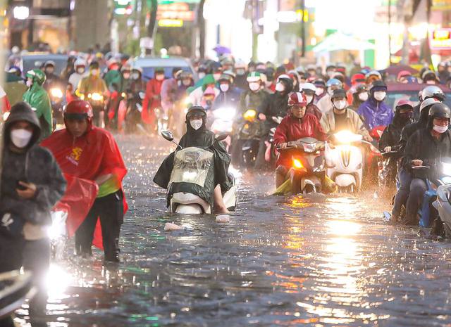 TP.HCM: Mưa lớn kéo dài suốt nhiều giờ gây ngập lụt nghiêm trọng tại các tuyến đường - Ảnh 14.